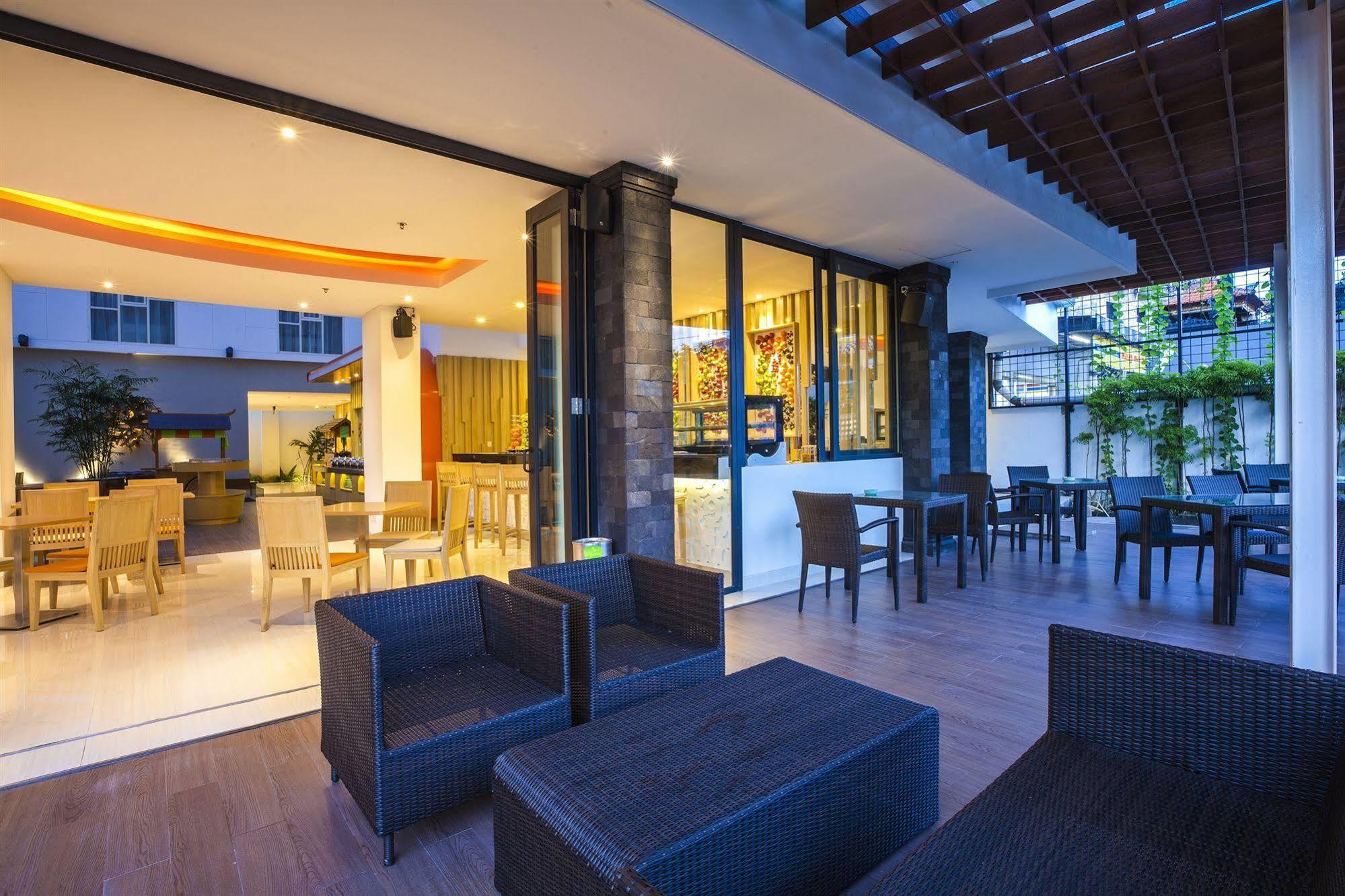 Harris Hotel Raya Кута Экстерьер фото