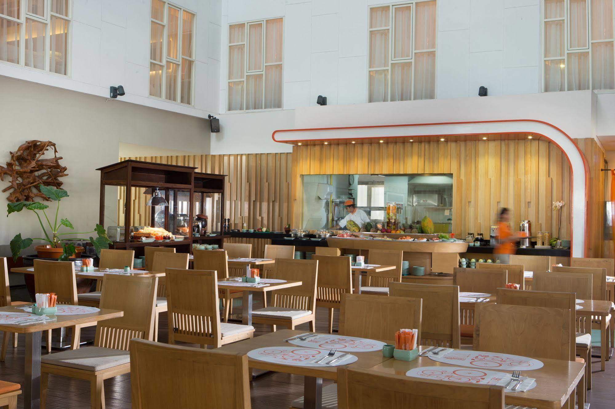 Harris Hotel Raya Кута Экстерьер фото